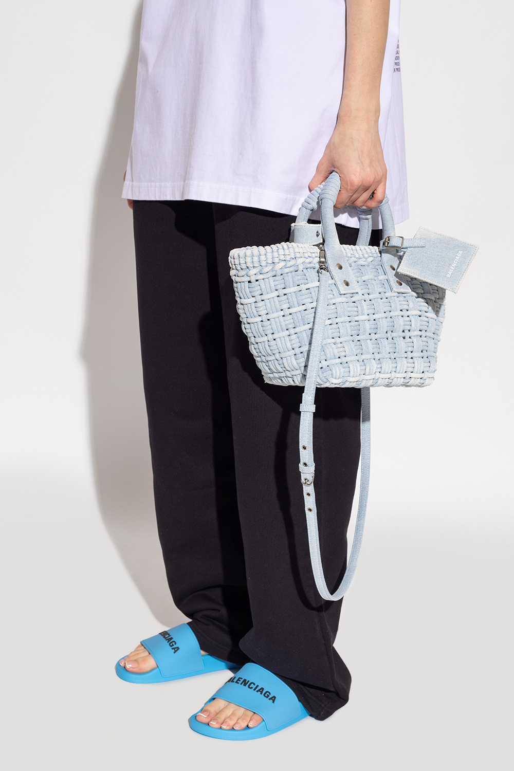 BALENCIAGA 青 バッグ　BISTRO バレンシアガから2サイズ展開の新作トートバッグ、ラタン製家具